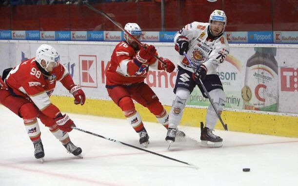 Na snímke zľava Lukáš Lalík a&nbsp;Frederik Frkiač (obaja Liptovský Mikuláš) a&nbsp;Patrik Marcinek (Zvolen) bojujú o&nbsp;puk počas zápasu 2.&nbsp;kola Tipsport ligy HKM Zvolen - Hk 32 Liptovský Mikuláš vo&nbsp;Zvolene 18. septembra 2026.