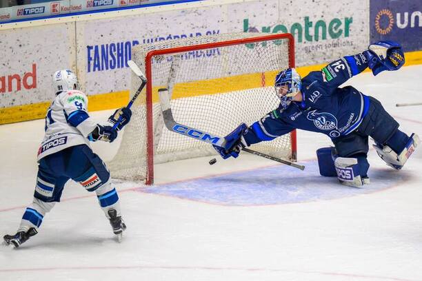 Na snímke zľava Robby Jackson (Nitra) a&nbsp;brankár Filip Belányi (Poprad)