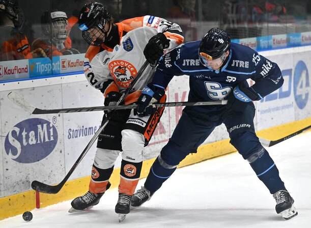 Na snímke sprava Samuel Buček (Slovan) a&nbsp;Denis Tóth (Michalovce) bojujú o&nbsp;puk pri&nbsp;mantineli v&nbsp;zápase 13. kola hokejovej Tipsport ligy HK Dukla Michalovce - HC Slovan Bratislava v&nbsp;Michalovciach v&nbsp;piatok 23. októbra 2026.