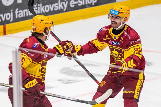 Gólová radosť útočníkov Trenčína Travisa Barrona (vľavo) a&nbsp;Lukáša Luntera v&nbsp;zápase 8.&nbsp;kola hokejovej Tipsport ligy na&nbsp;ľade Prešova