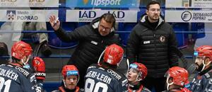 Na snímke vľavo tréner Tommi Hämäläinen (Prešov) gestikuluje na striedačke v zápase 13. kola hokejovej Tipsport ligy HK Poprad - HC Prešov v Poprade v piatok 23. októbra 2026.