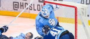 Na snímke zľava Patrik Maier (Slovan), brankár Julian Junca (Slovan) a Dmytro Timašov (Nitra) počas zápasu 12. kola Tipsport ligy v hokeji HC Slovan Bratislava - HK Nitra v Bratislave v nedeľu 18. októbra 2026