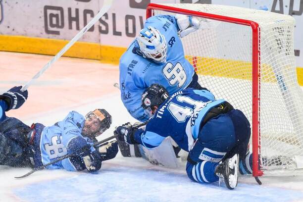 Na snímke zľava Patrik Maier (Slovan), brankár Julian Junca (Slovan) a&nbsp;Dmytro Timašov (Nitra) počas zápasu 12. kola Tipsport ligy v&nbsp;hokeji HC Slovan Bratislava - HK Nitra v&nbsp;Bratislave v&nbsp;nedeľu 18. októbra 2026