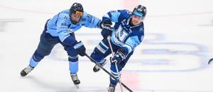 Zľava útočníci Matej Kašlík (HC Slovan Bratislava) a Filip Bajtek (HK Nitra).