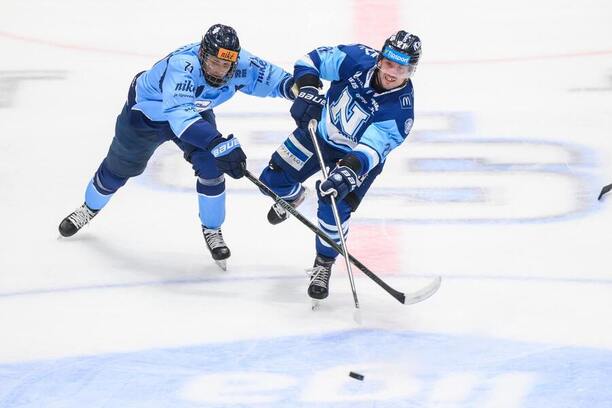 Zľava útočníci Matej Kašlík (HC Slovan Bratislava) a&nbsp;Filip Bajtek (HK Nitra).
