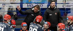 Na snímke vľavo tréner Tommi Hämäläinen (Prešov) gestikuluje na striedačke v zápase 13. kola hokejovej Tipsport ligy HK Poprad - HC Prešov v Poprade v piatok 23. októbra 2026.